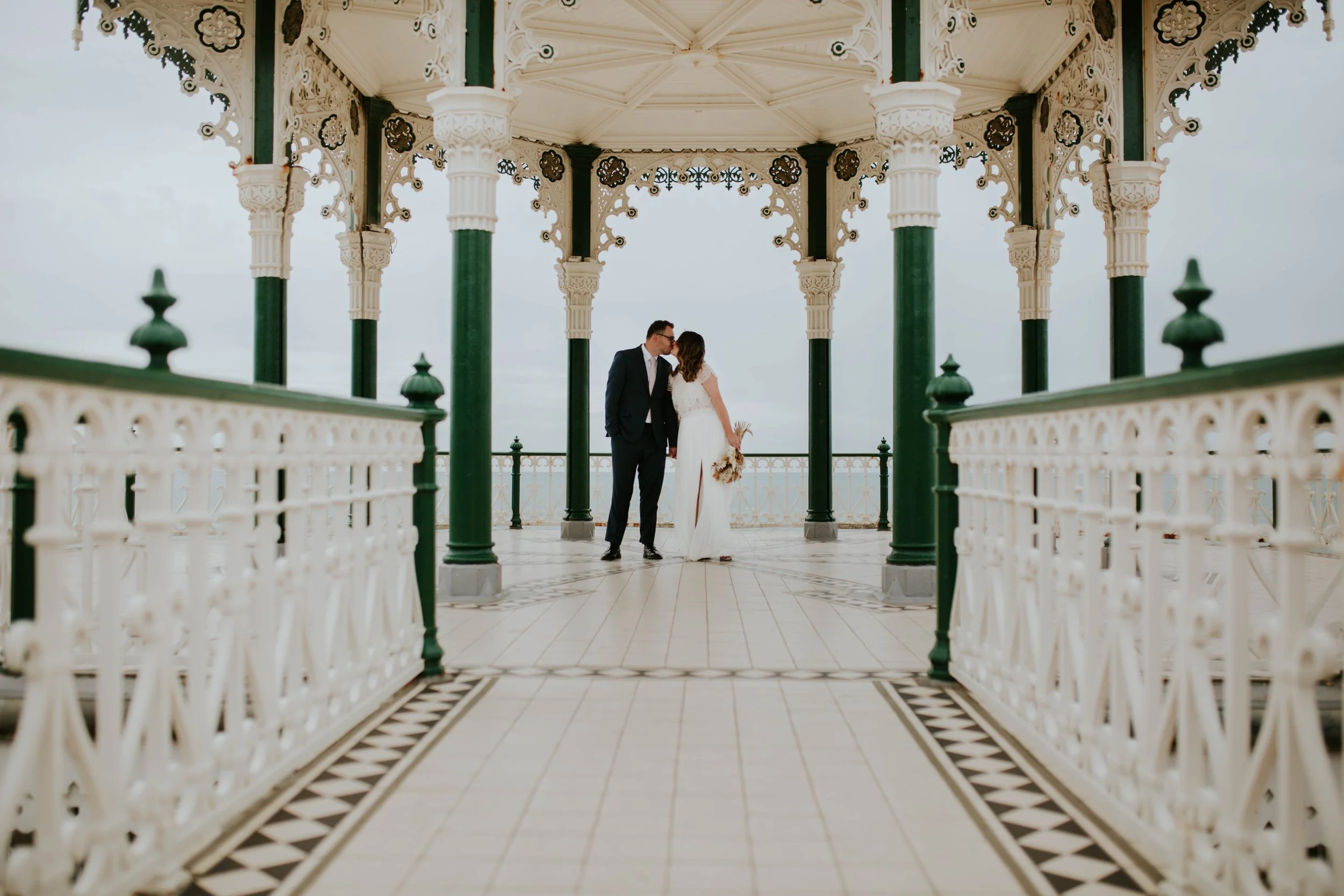 couple share a kiss along Brightons seafront.