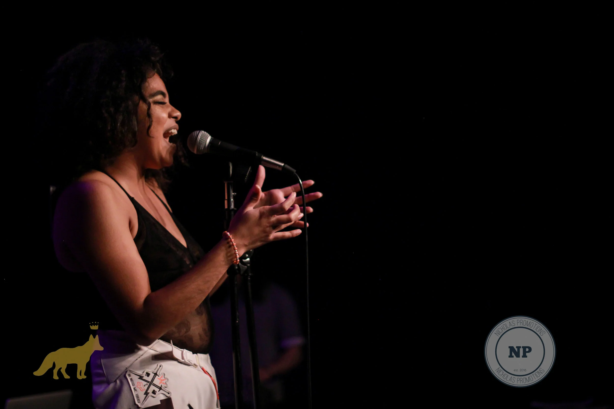 duendita singing majestically at Jack Douglas Music Hall. Photo courtesy of Kevin Vallejos.