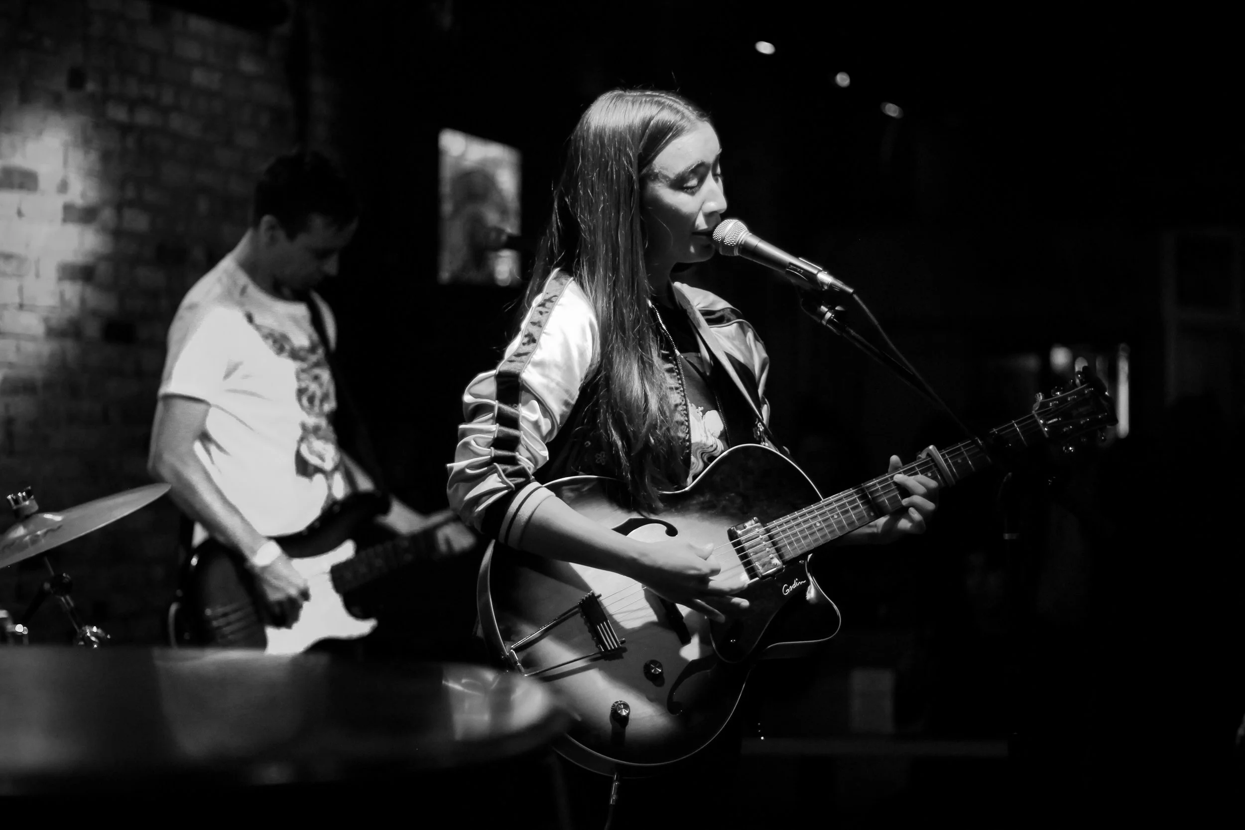 Raye Zaragoza live at The Bitter End. Photo courtesy of Kevin Vallejos.