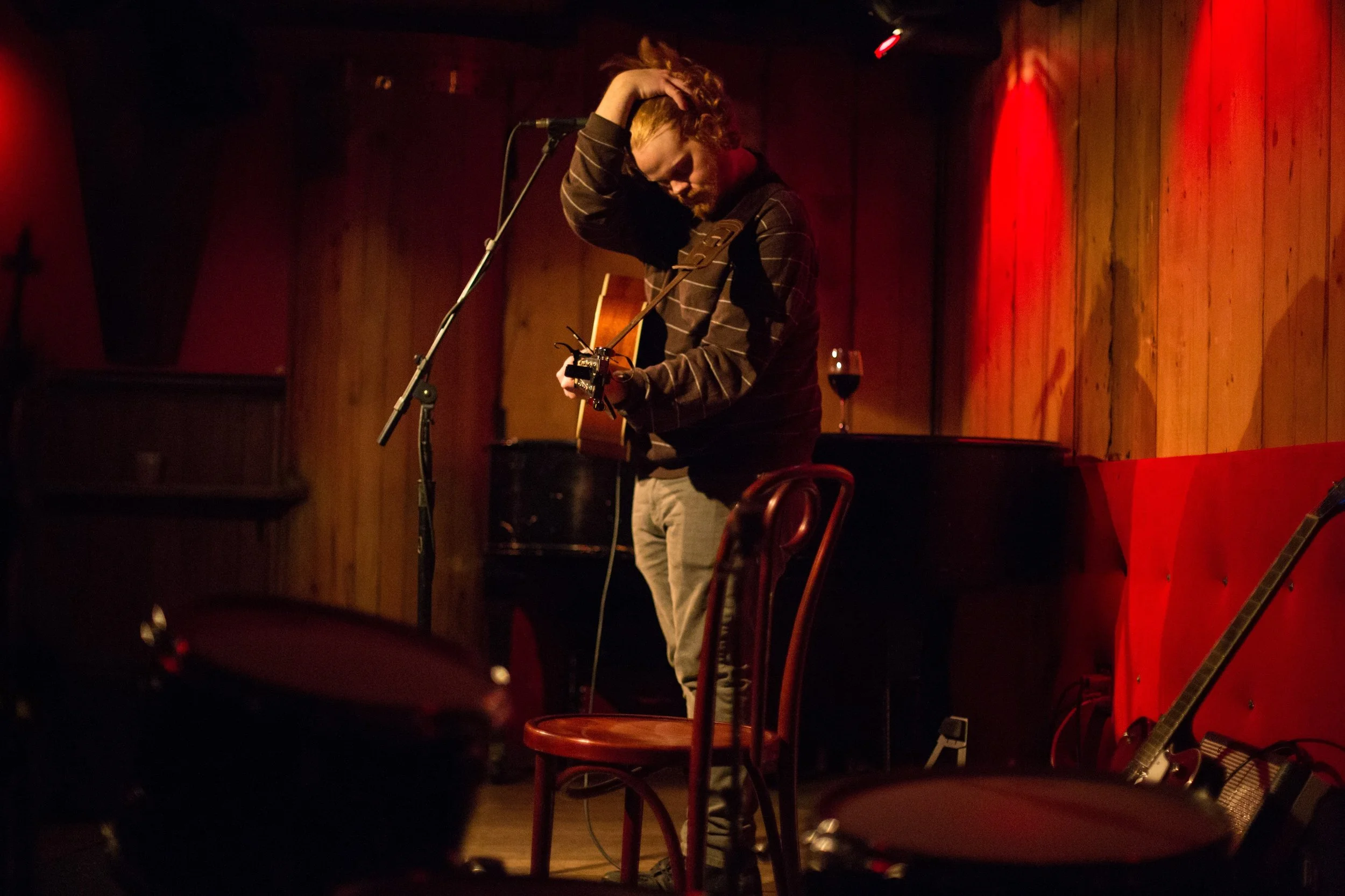 J. Alan Schneider with raw honesty & emotion at Rockwood Music Hall, Stage 3. Photo courtesy of Sergio Carrasco.