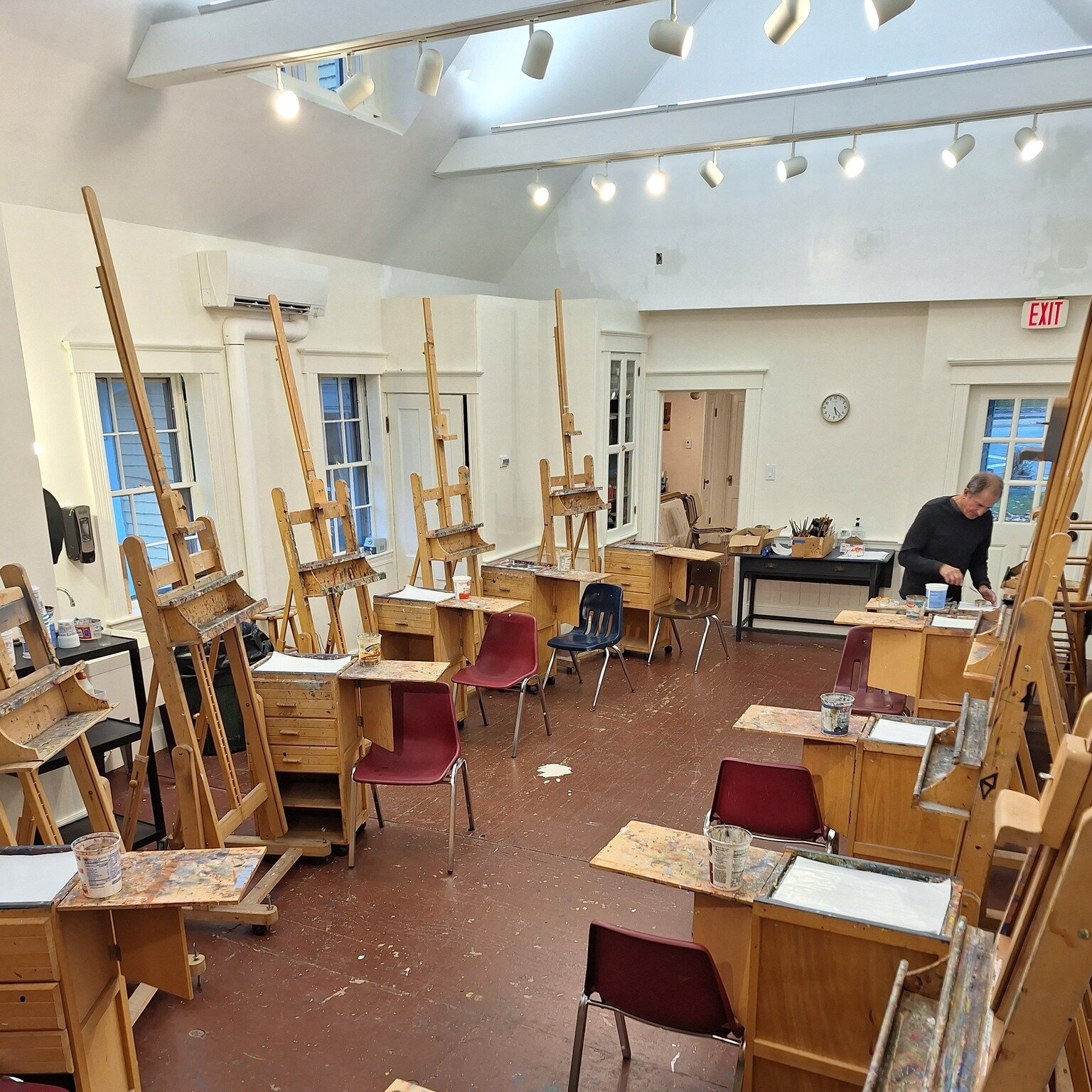 After a restful winter break, it's time for our classrooms to go from empty to FULL!
 
There's still time to join one of our dynamic painting classes for our Winter Class Session:
🖌 Tuesdays, 9AM&ndash; 12PM  Watercolor for Beginners with Sylvia Bro