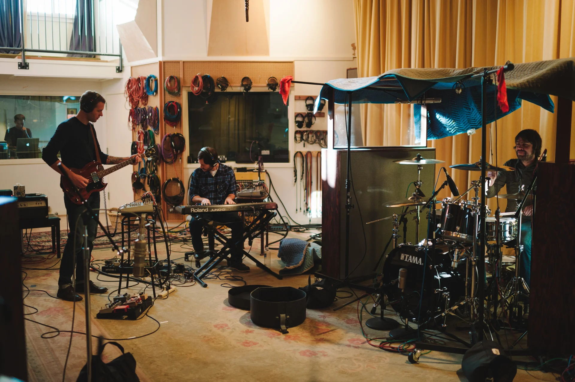 20121230_AmberZbitnoffKnecht_HandoftheHills_InStudio0074_1920w.jpg