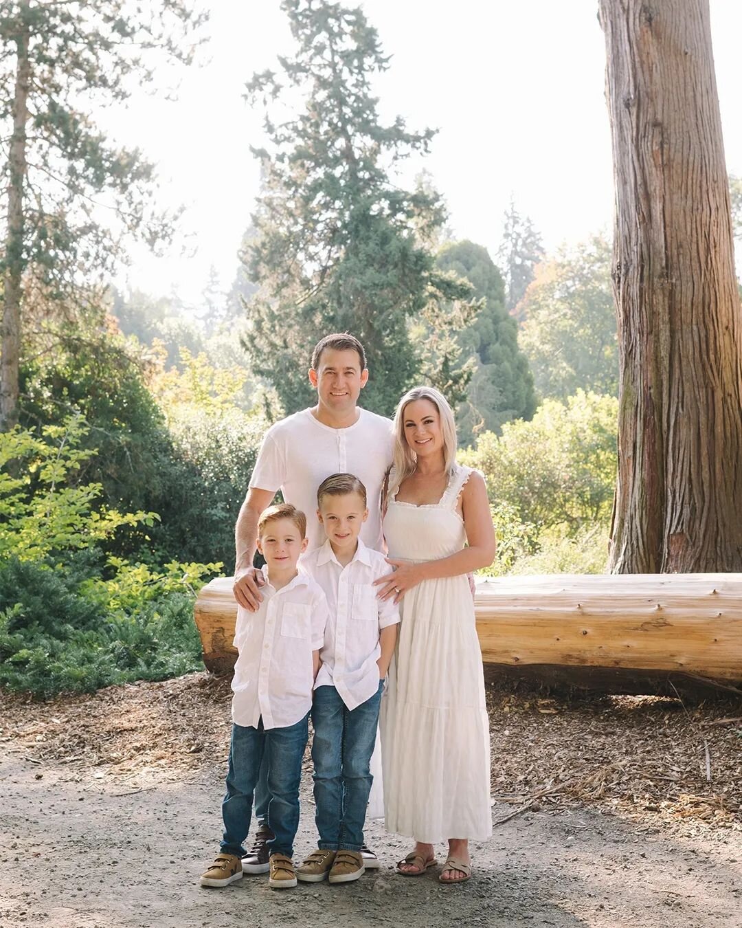 Getting those classics as well as the candids 📸
-
#FamilyFirst #FamilyPhotos #FallFamilyPhotos #SeattleFamilyPhotographer #SeattlePortraitSession #SeattleSummer #SeattleFall #HomePhotoSession #FamilyPortrait #SeattleFamilies #AmberZbitnoffPhotograph