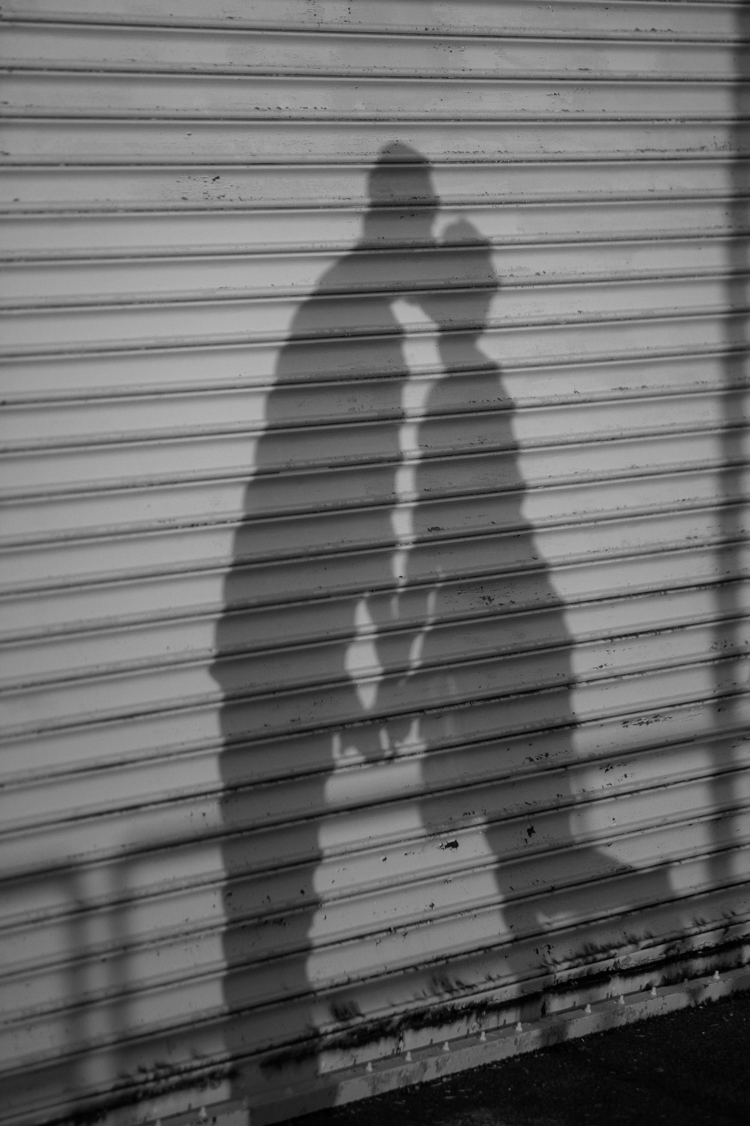engaged kissing shawdow .jpg