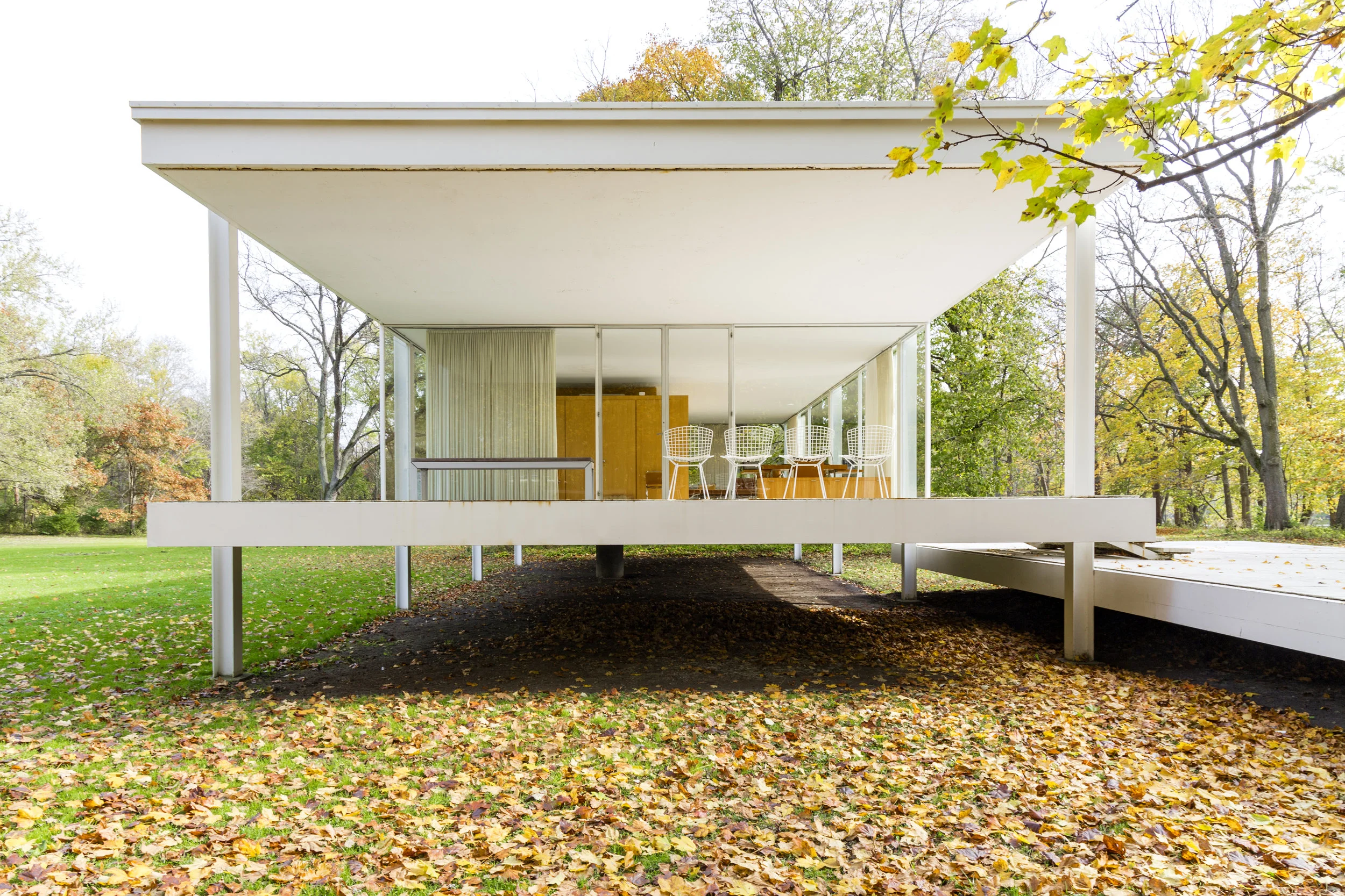 Edith Farnsworth House, Plano, IL. Ludwig Mies van der Rohe, 1949-51