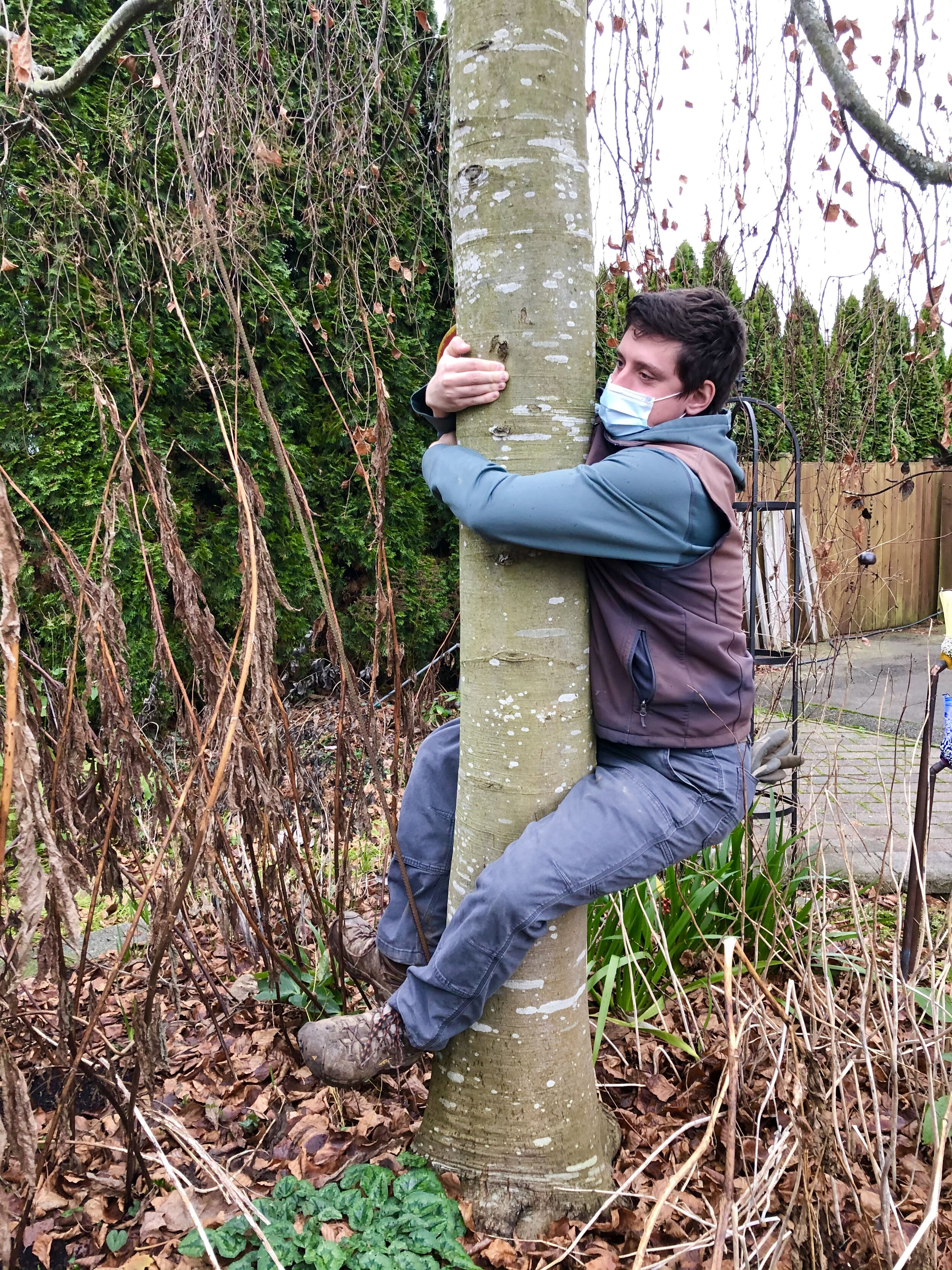 丹尼尔抱着树-全身。jpg