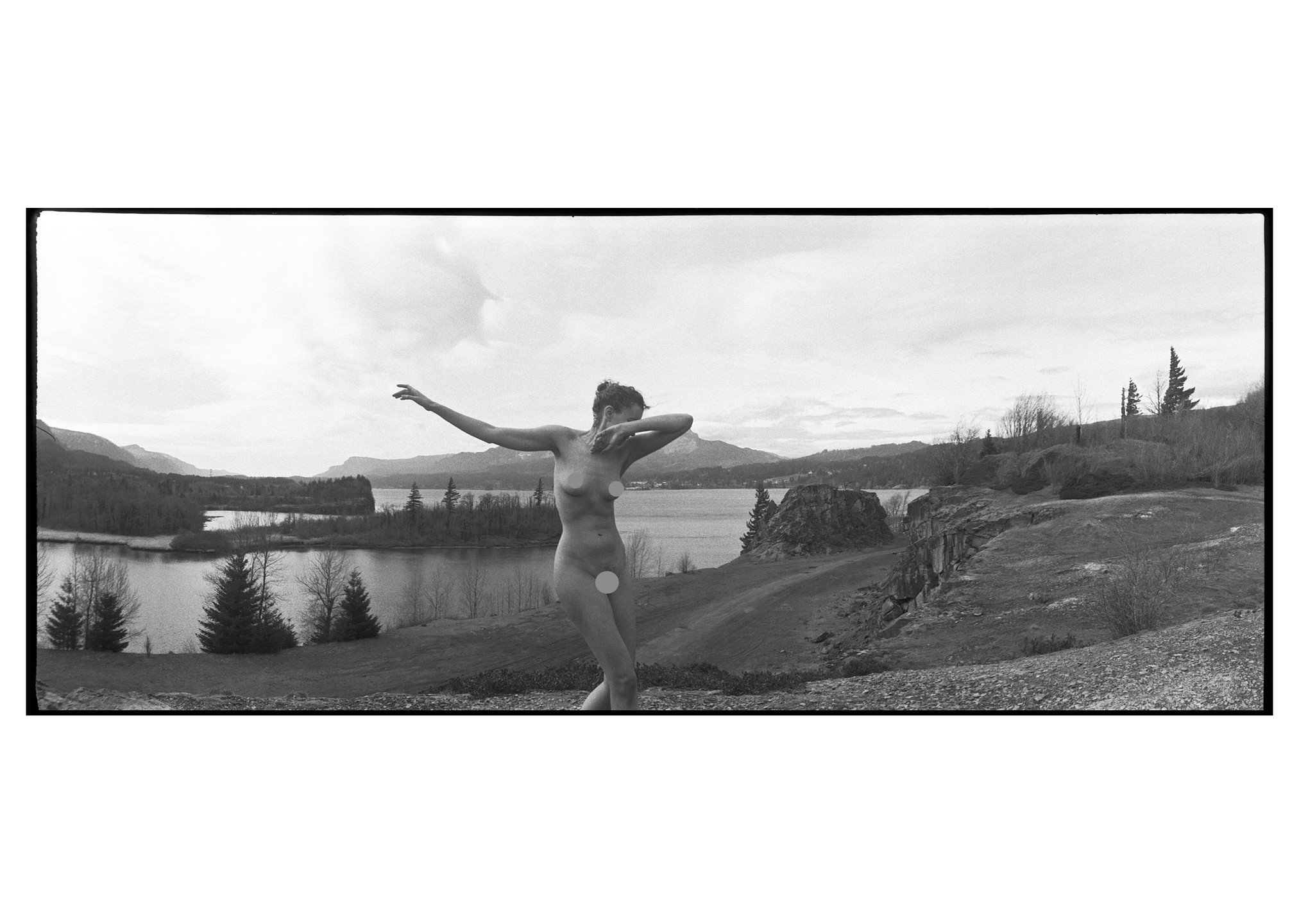 The wind was something fierce in this moment, but we pulled it off anyway.
.
#widelux #panorama #35mm #blackandwhitefilm #believeinfilm #oregon #landscape #pacificnorthwest