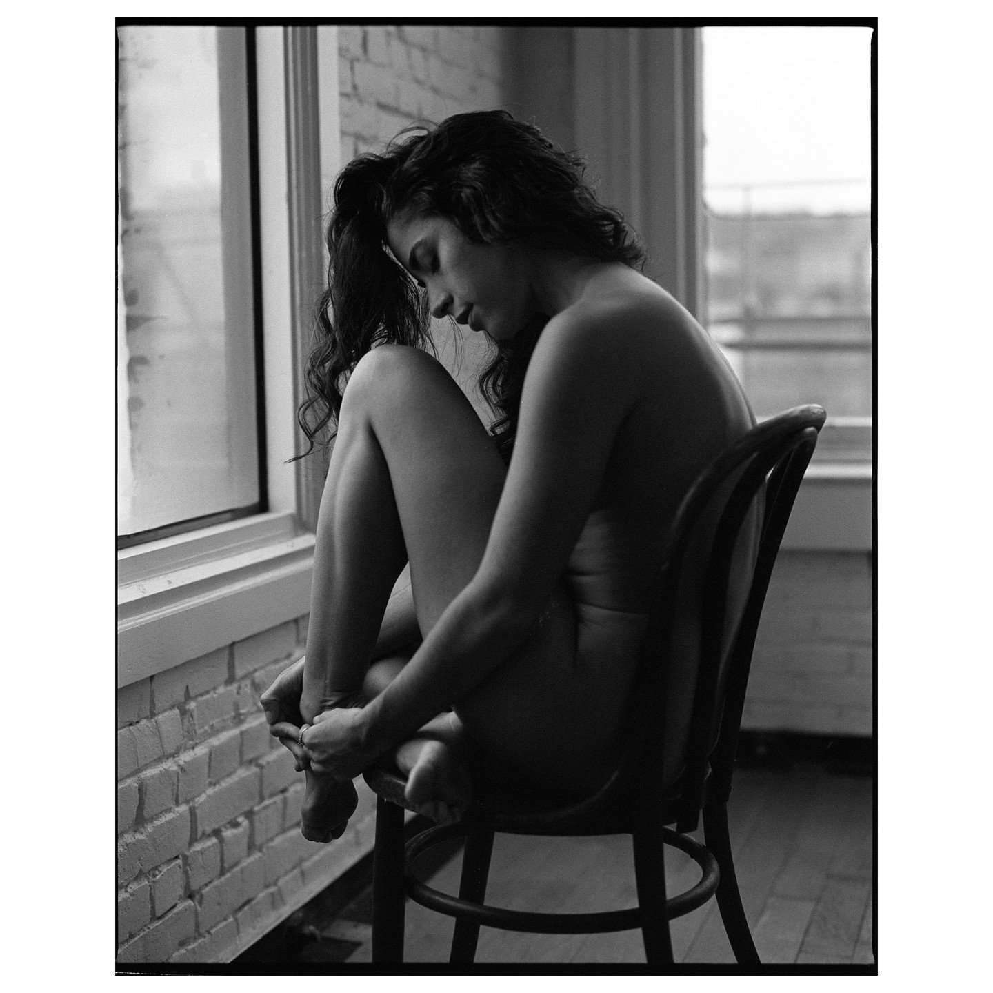 Working with some soft lighting. 
.
#filmphotography #fineart #portraitphotography #blackandwhitefilm #portland #pdx #studio #naturallight #darkroom #mamiyarz67 #ilfordhp5 #rodinal #analogphotography #believeinfilm #subdued