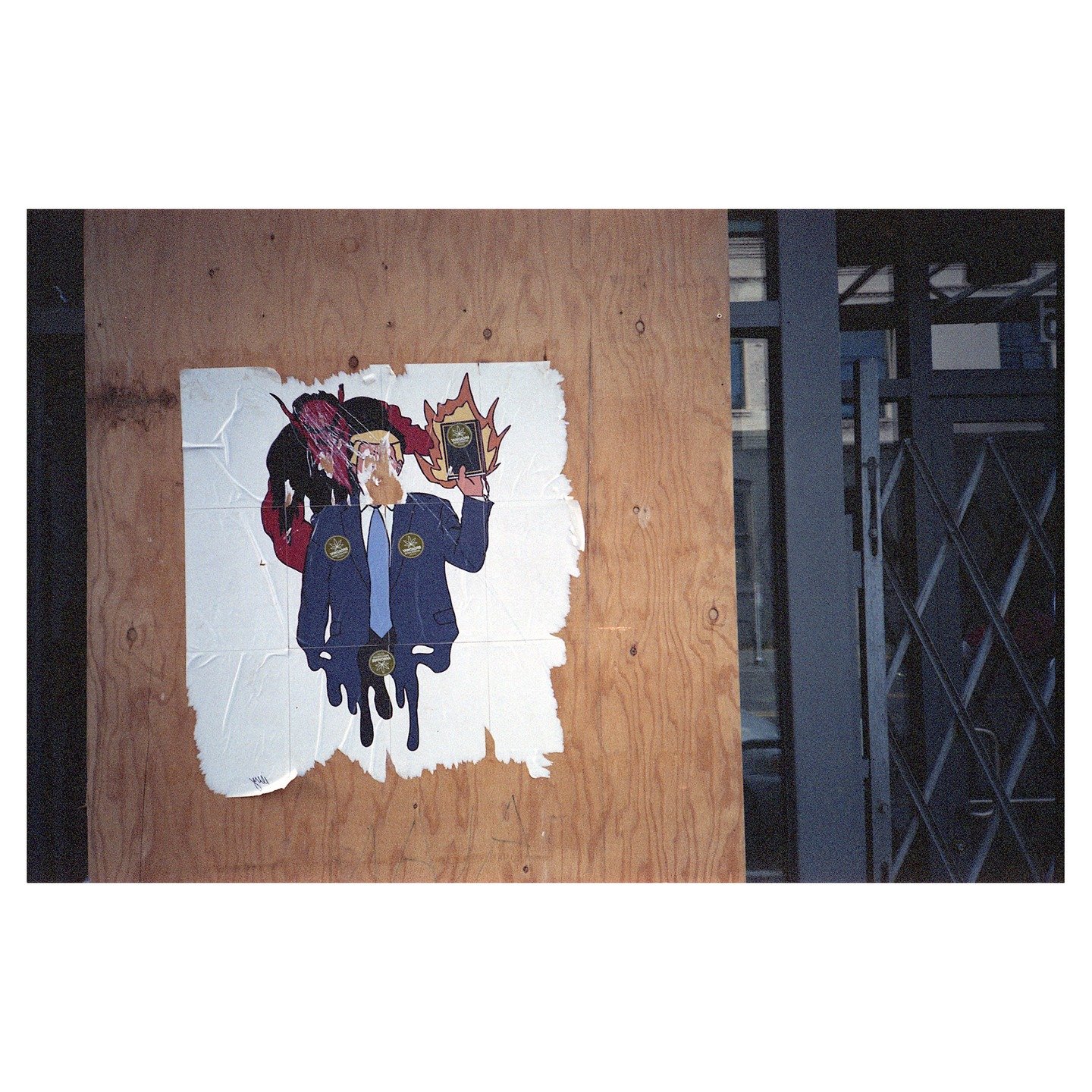 NO KINGS
NO KINGS
NO KINGS
NO KINGS
.
#streetart #nokingsday #colorfilm #35mmfilm