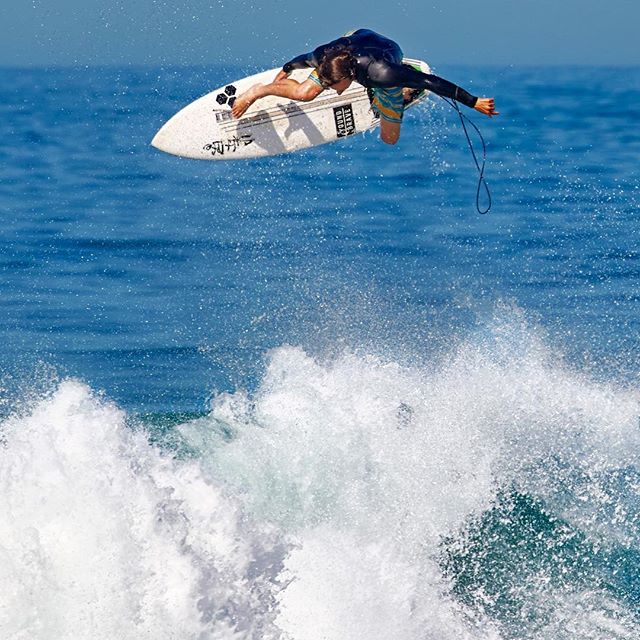 Been trying some new board shadow moves for the kids. Here's #Barney & the bird. @realsaltlife @cisurfboards @theyoungandbrave @famoussurf @bodyglove53 📷 @seanstanleyphoto