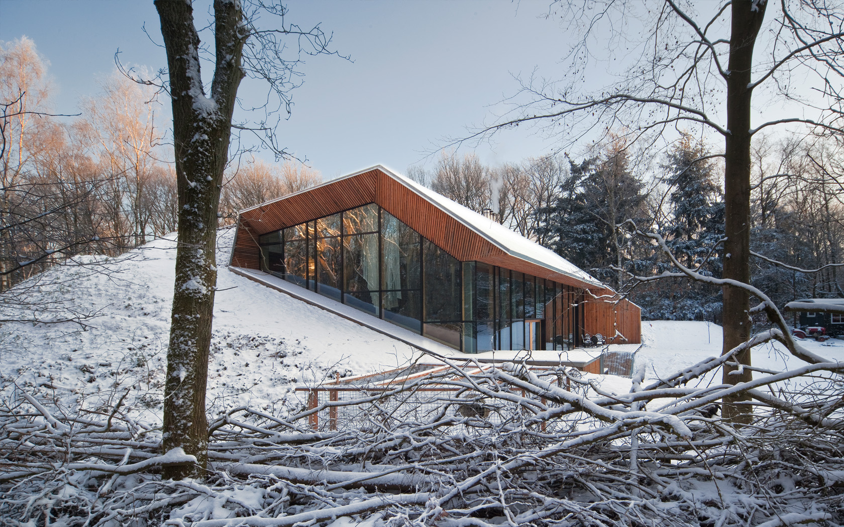 In the choice of materials, we have pushed for sustainable, local and/or reusable materials: wood from the surrounding forest, bio-based insulation, second hand plate steel. 