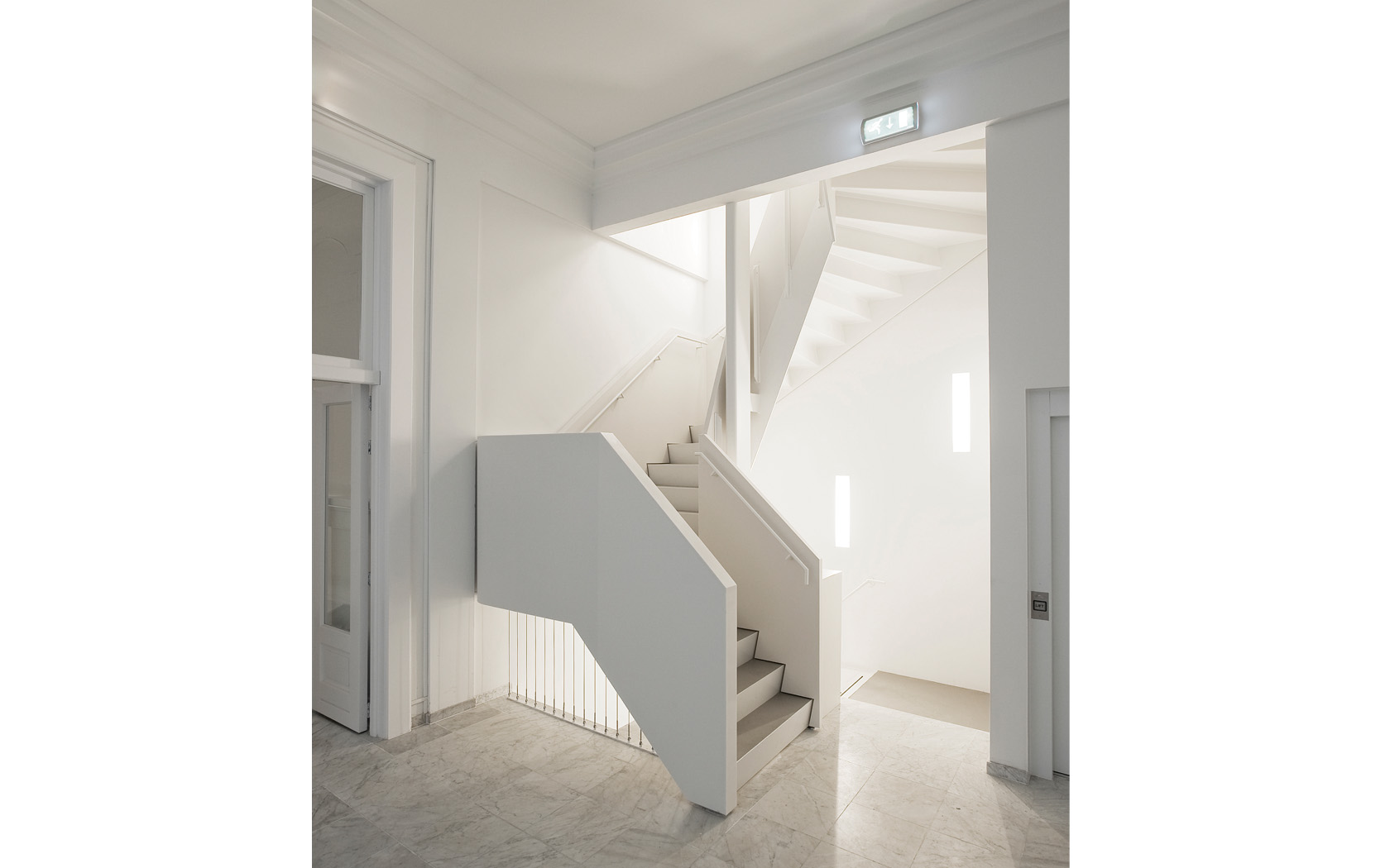 By adding a new sculptural staircase on the other side, all levels - cafe exhibition space and library are connected in one gesture.