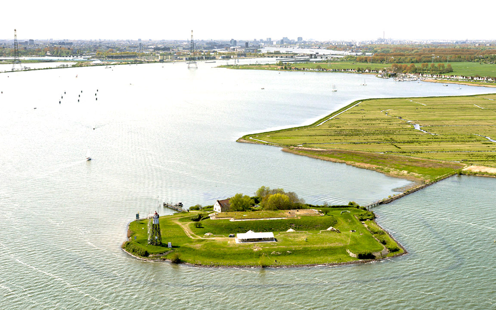 Vuurtoreneiland is a magical place, an island where a fortress and a lighthouse is surrounded by the open waters of the IJ. 