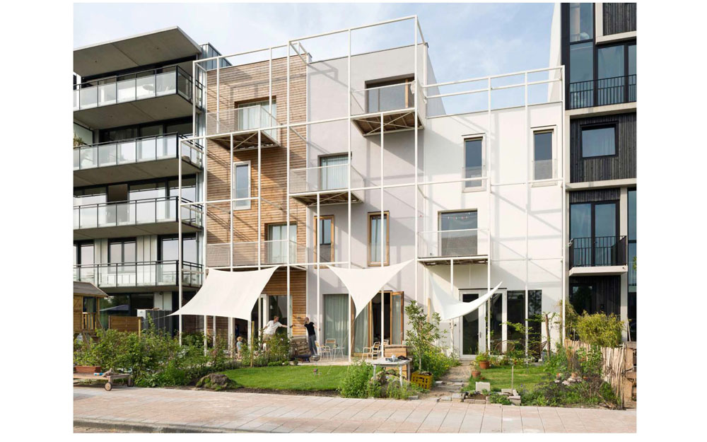 In the upcoming north part of Amsterdam, three young families took their chances during the financial crisis and decided to build together.