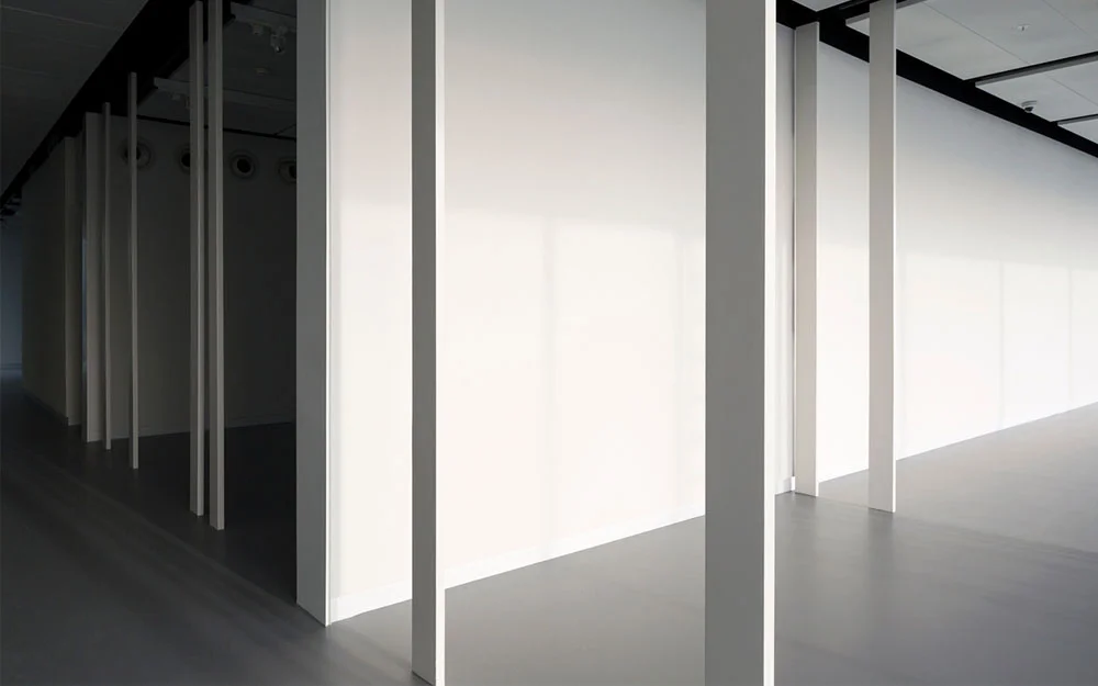 The unique construction, made of massive steel slabs, is left standing to keep an image of the original rooms. At the same time, these seemingly random slabs are perceived as objects on display themselves, exhibited in the open space. 