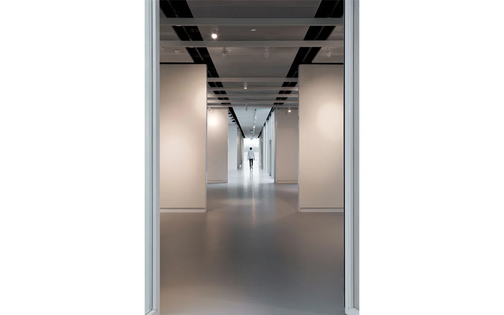The original corridors is kept intact, but passes through a landscape of coulisses. This allows for flexibility, but keeps the original design concept of 'infinite rooms' intact.