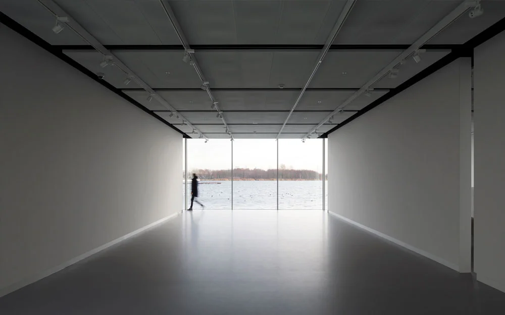 Every exhibition space has a direct relation with the surrounding water.