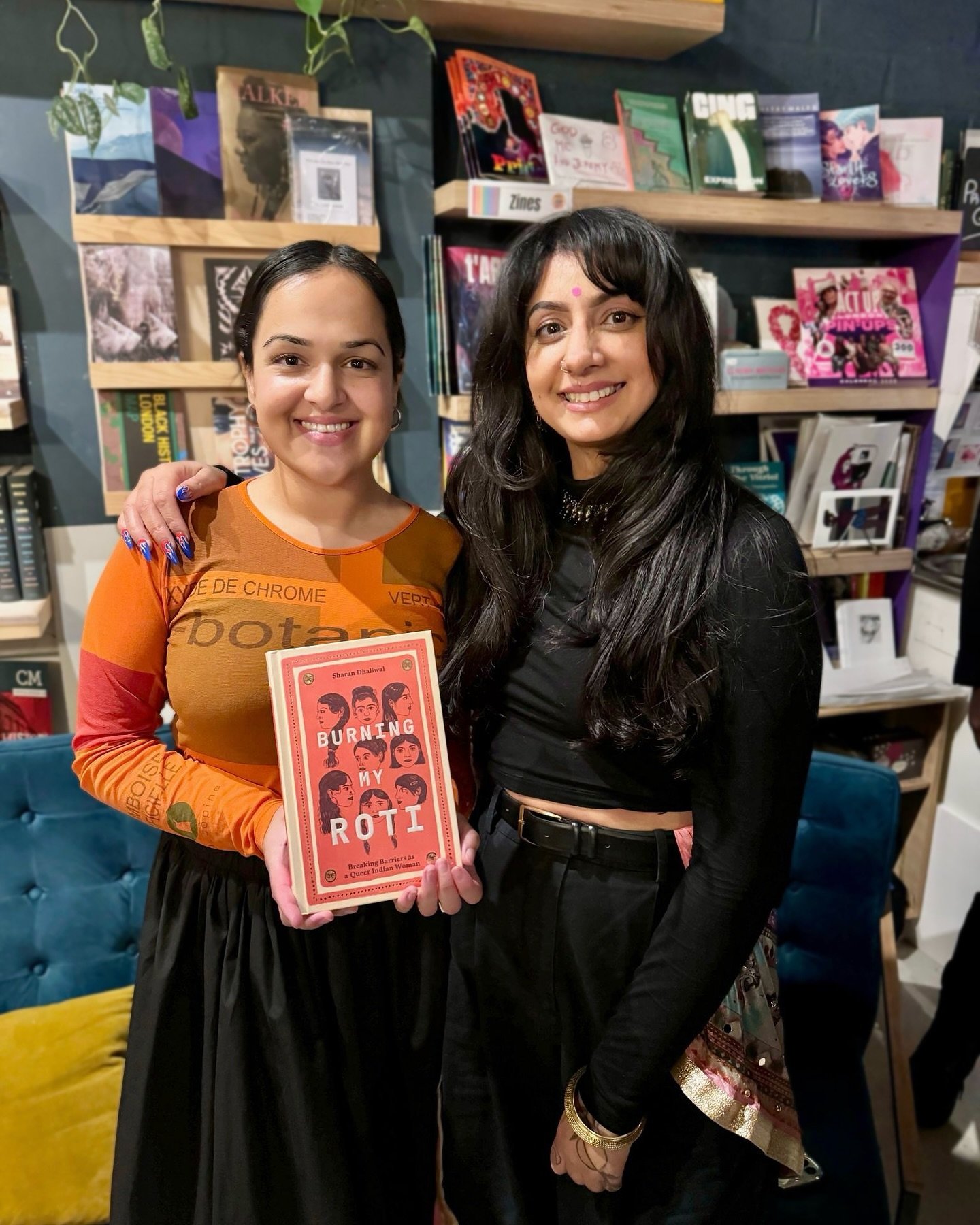 @nadiawhittomemp says buy my book 😎🥹

truly a highlight when she pulled it out of her bag &amp; asked me to sign it (as well as every issue of Burnt Roti)!!! 
i don&rsquo;t think she realises how much she means to brown queer ppl around the UK - it