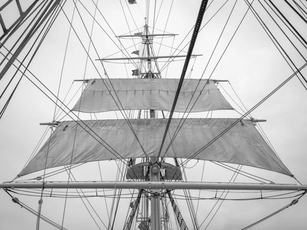 Main Lower Topsails.jpg