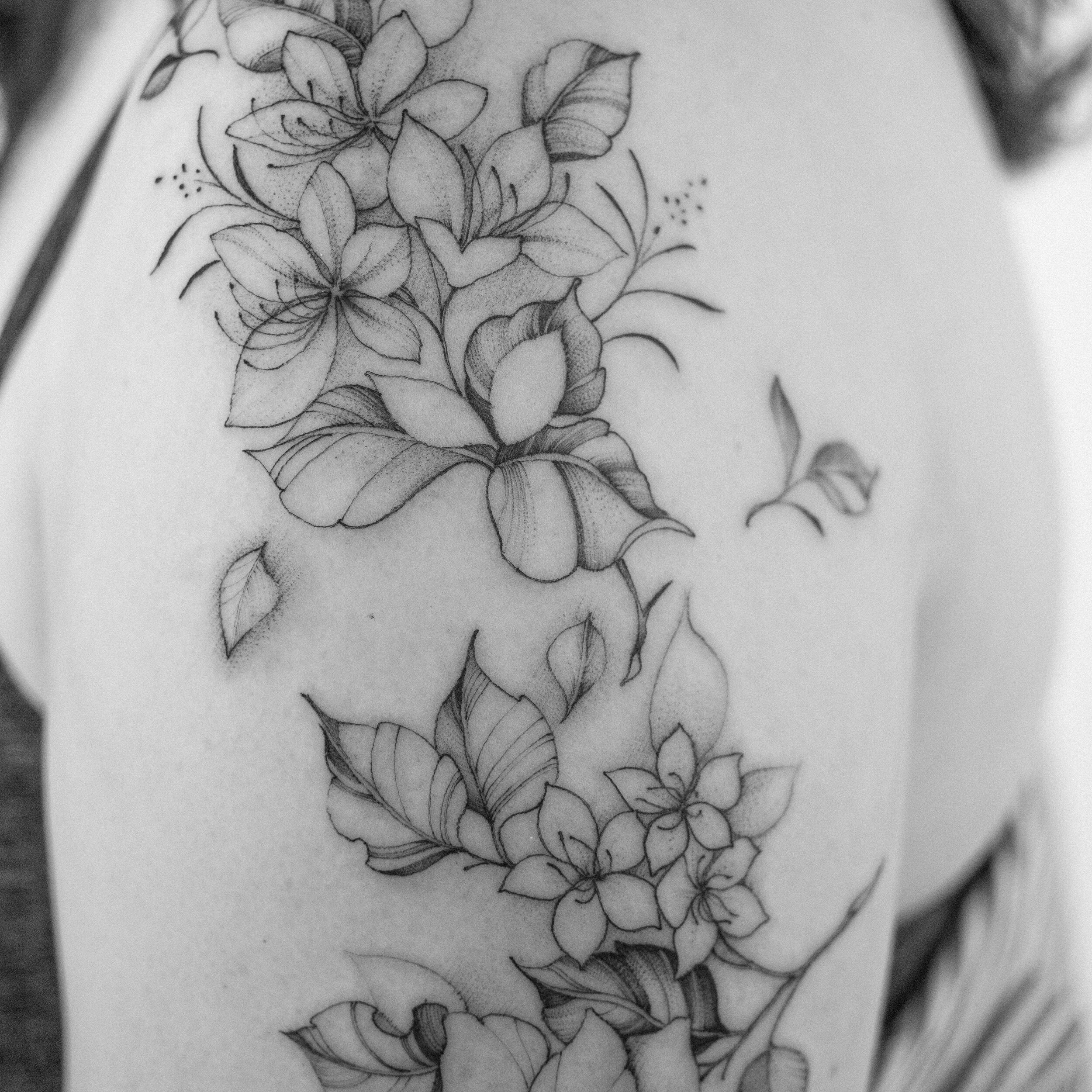 Details on a recent floral half sleeve. 

.

All likes, saves, comments, and shares are appreciated :). 

.

lornetattoos.ca for booking. 

.

#lornetattoos #finelinefloral #singleneedle #blackandgreytattoo #naturetattoo