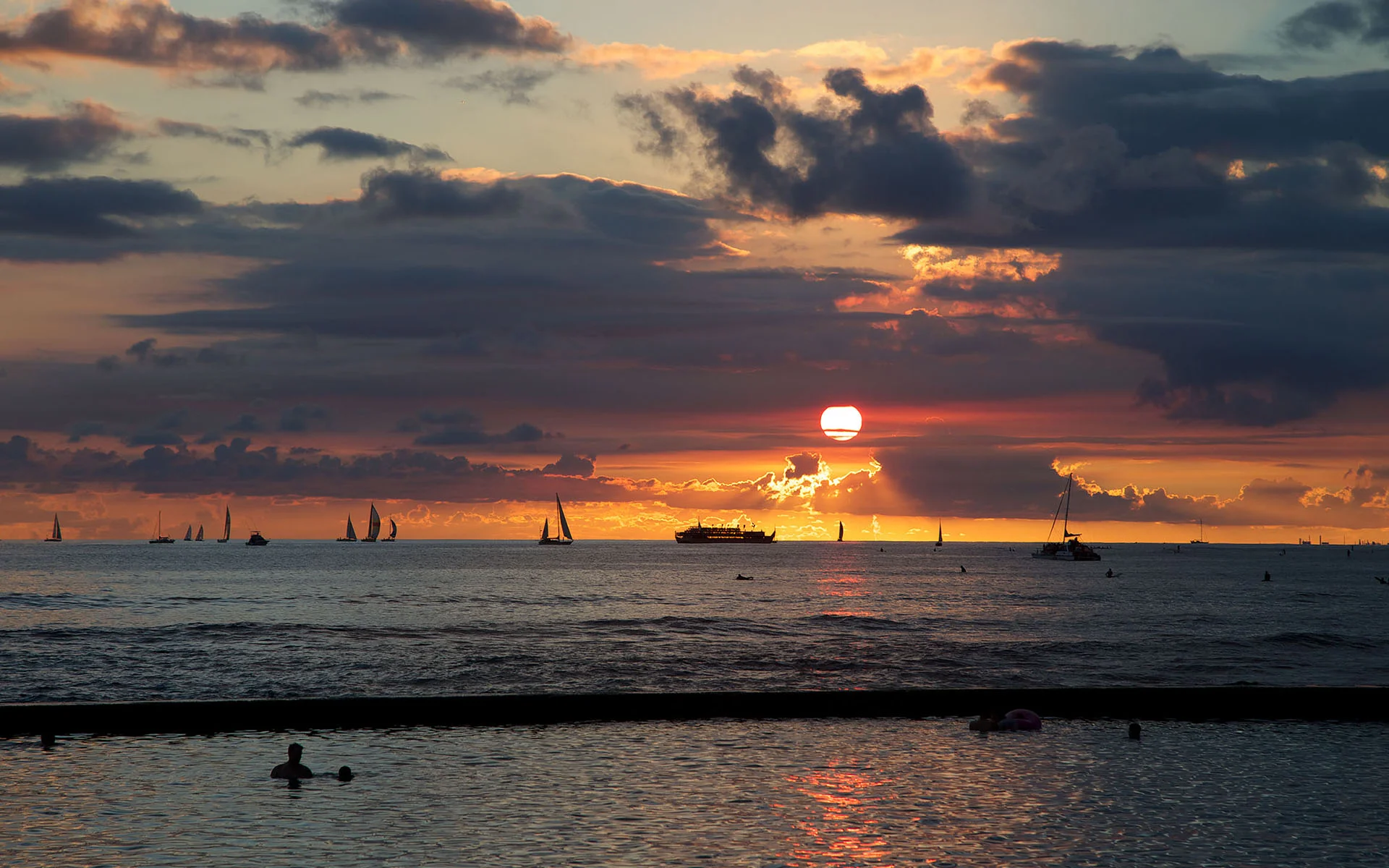 157529555.bnnQaQu8.waikiki_just_before_sunset_hp.jpg