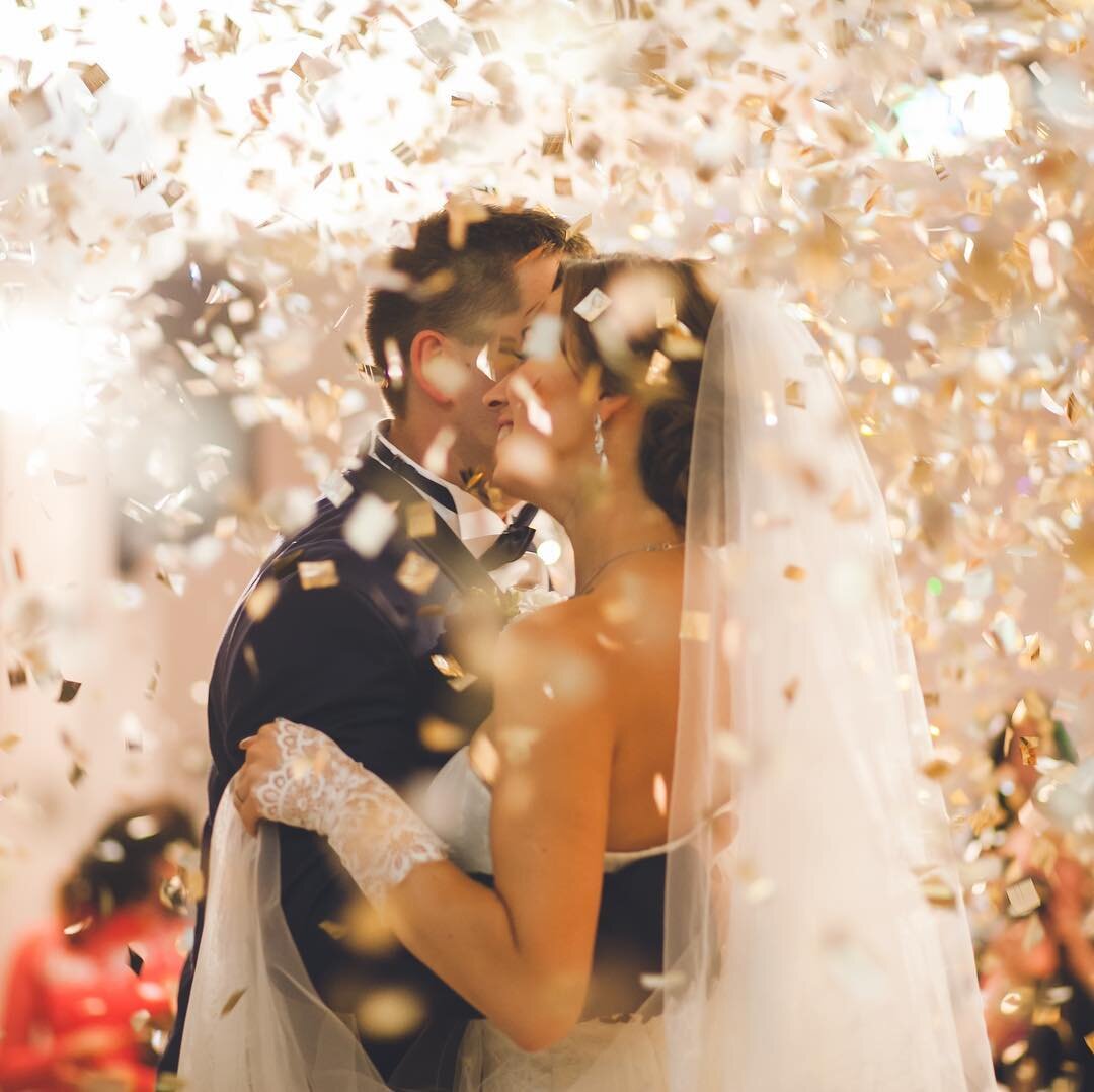 What an incredible moment captured of our beautiful couple, James and Sarah, during their first dance a few weeks back 📸👌🏼
⠀
Accompanied by gold and silver confetti, shot out of our cannons, creating a moment of magic that&rsquo;ll be remembered b