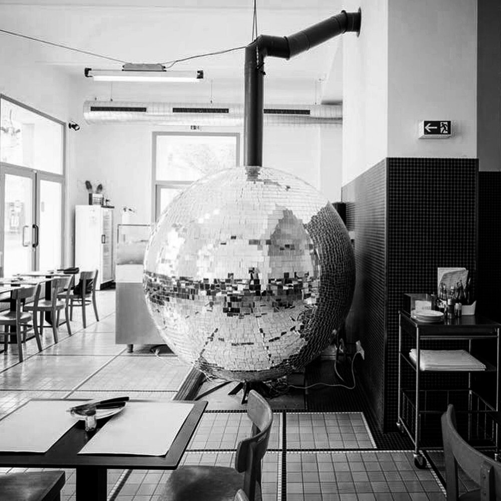 In the words of McEnroe...You cannot be serious?! 😵🎾
⠀
Our two favourite things combined. Pizza + Mirrorball 🍕🕺🏻
⠀
Designed by the incredibly talented team at Vienna based Madame Mohr, this totally inspiring pizza oven is bursting with creativit