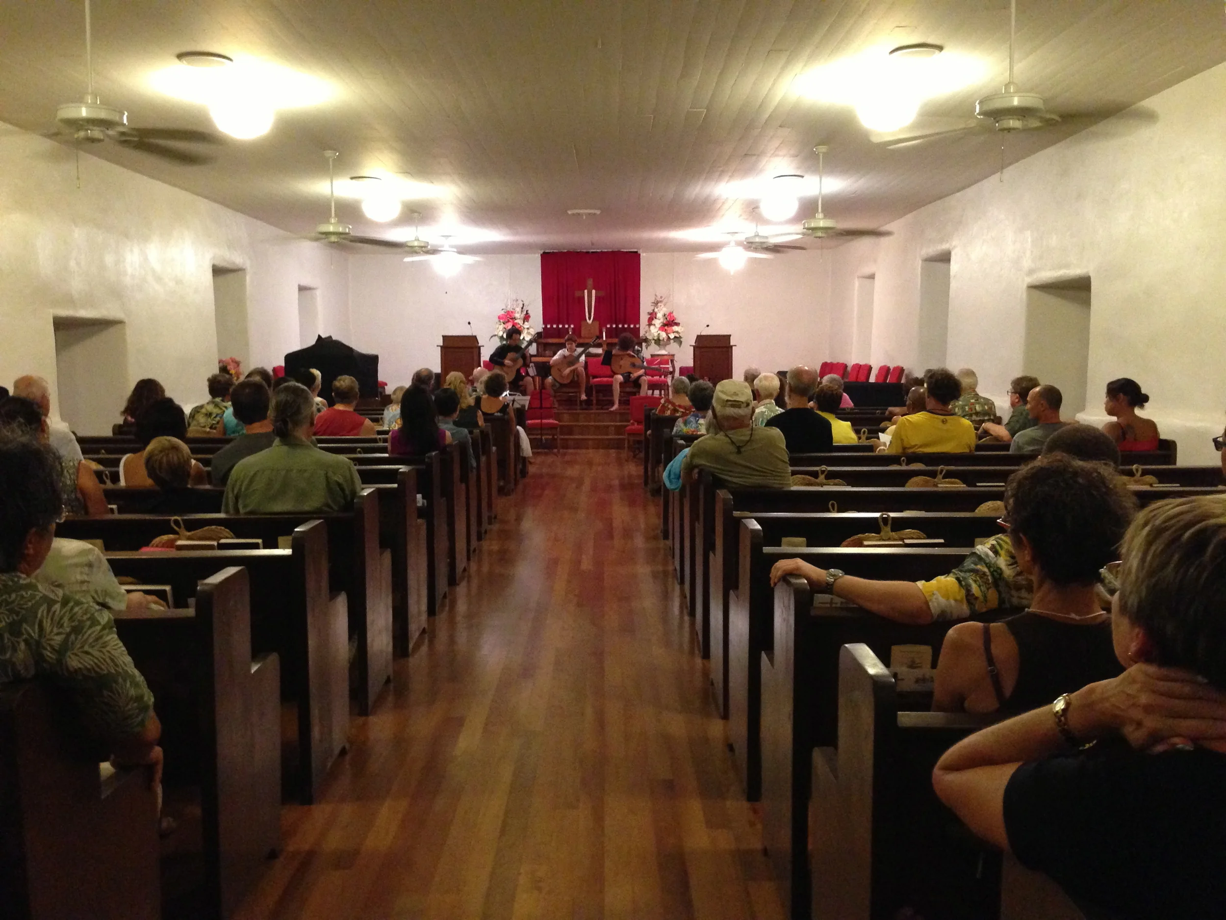 Ming-Jui Liu performing at Keawala'i Church, Makena (2013)