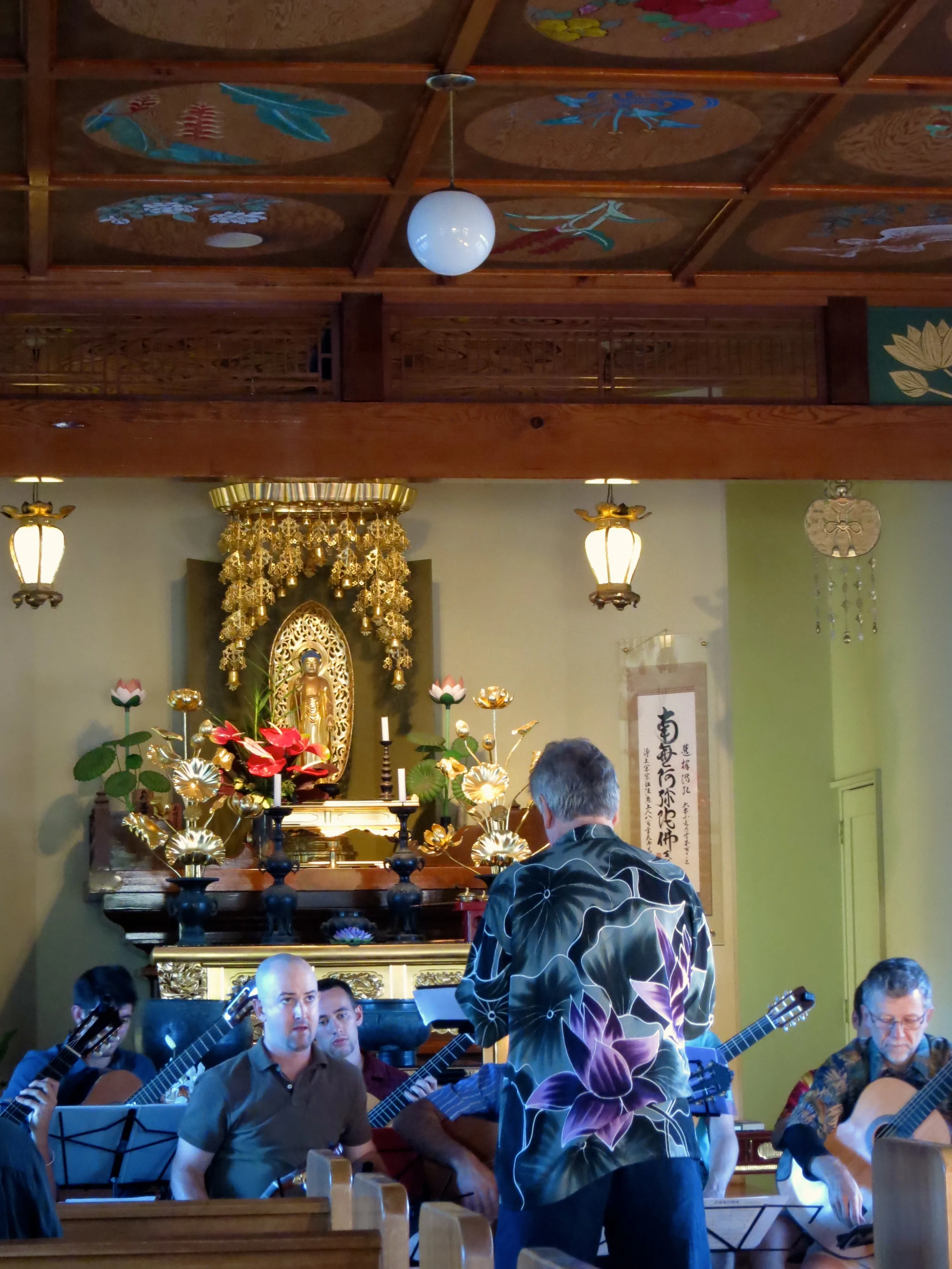 Ben Verdery conducting the Maui Honu Guitar Orchestra at Lahaina Jodo Mission (2014)