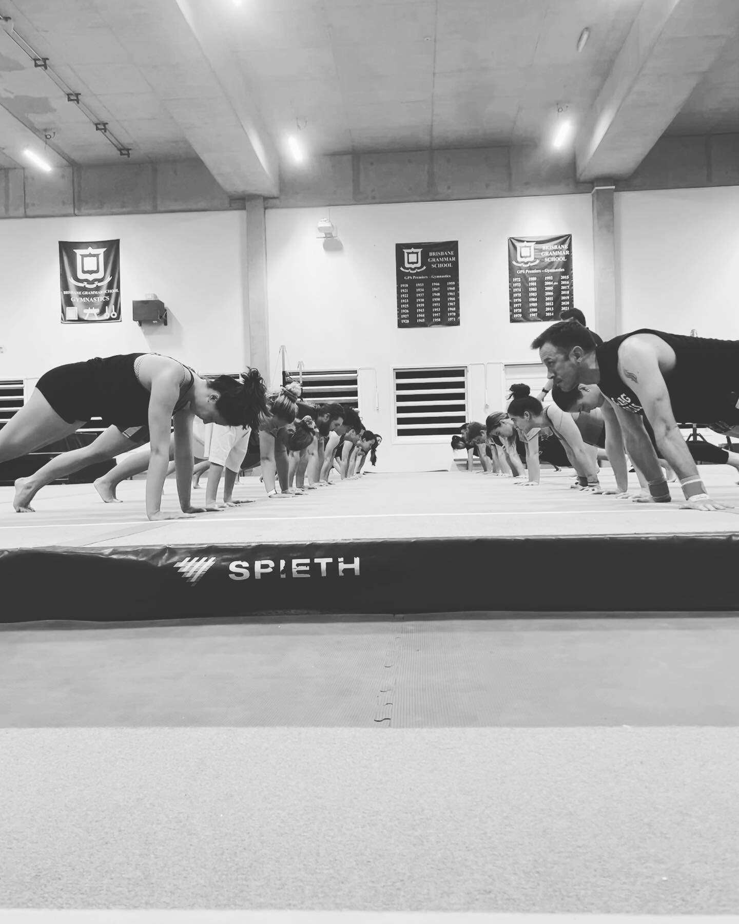 Line 'em up! 
What better way to get your plank on and work that core than in with 30 of your mates 😎

#powerinnumbers #adultgymnastics #urbangymnastics #tumbling #strengthandconditioning
