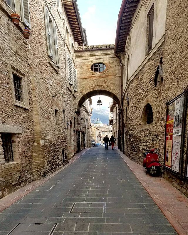 Little streets in little towns with big churches aka, most of Italy.
.
.
#assisi #italy