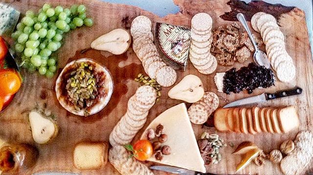 Who likes cheese? Admit it. Even saying it makes you smile😄😄😄. @charitytd put together this cheese board last week. I don't know about you but we want in on this party...
.
.
.
.
.
#caracara #mandarine #tangelo #bloodorange, brie covered in Apple 