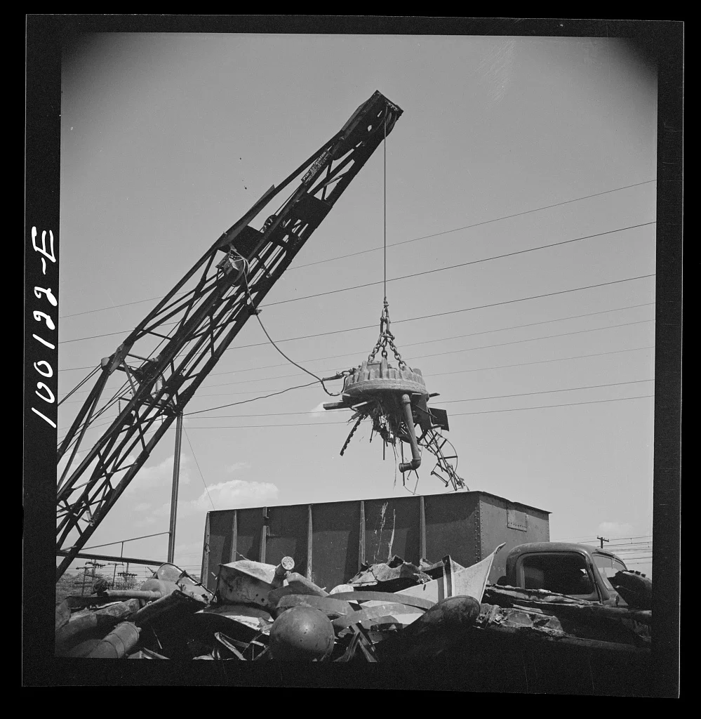 Victory_Program._Electro-magnet_loads_metal_scrap_8c34729v.jpg