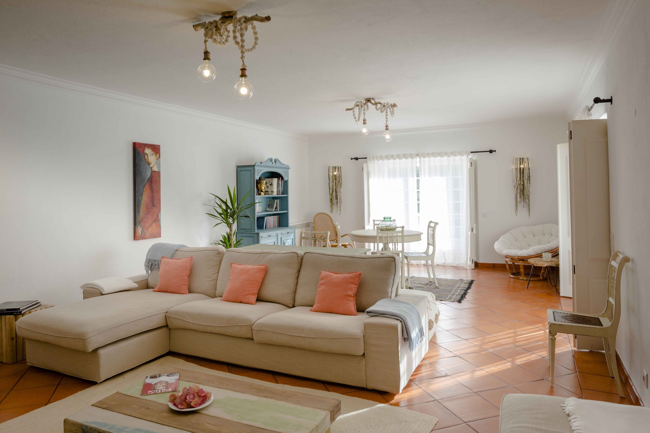 Big living room with open fire place perfect to chill by night