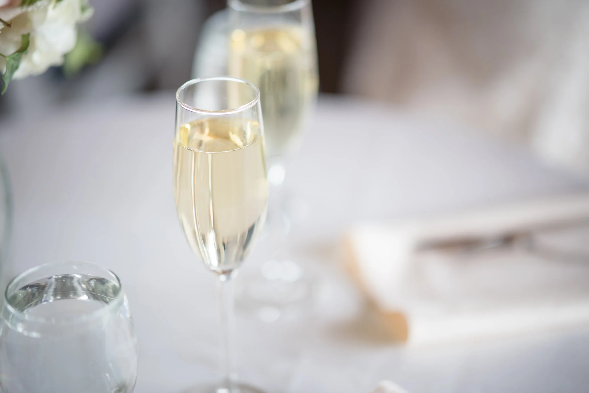 blurred-background-champagne-close-up-1711316.jpg