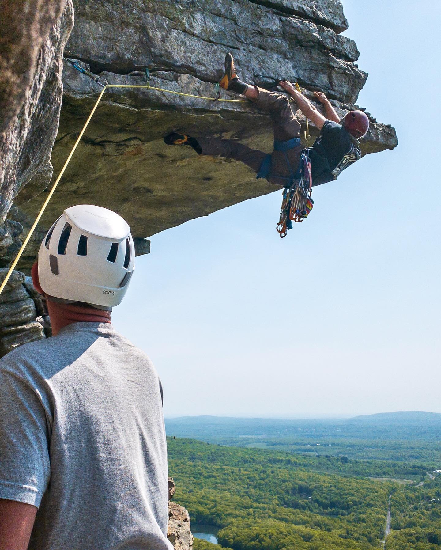 Here's a bucket list climb before I leave. I'm not even close to leading a #Gunks 5.10, but dang would it be nice to climb The Dangler. Anyone up for me following them on this 15ft boulder problem in the sky? 🤪&thinsp;
&thinsp;
Here are two goofy du