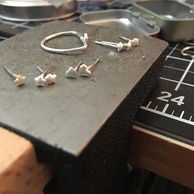 prepping new tiny studs for tomorrow. being new at something means you will be terrible at it. sometimes it takes me a lot of courage to sit down at the bench and make a thing i've been dreaming of. giving myself grace is my goal this season.
#handma