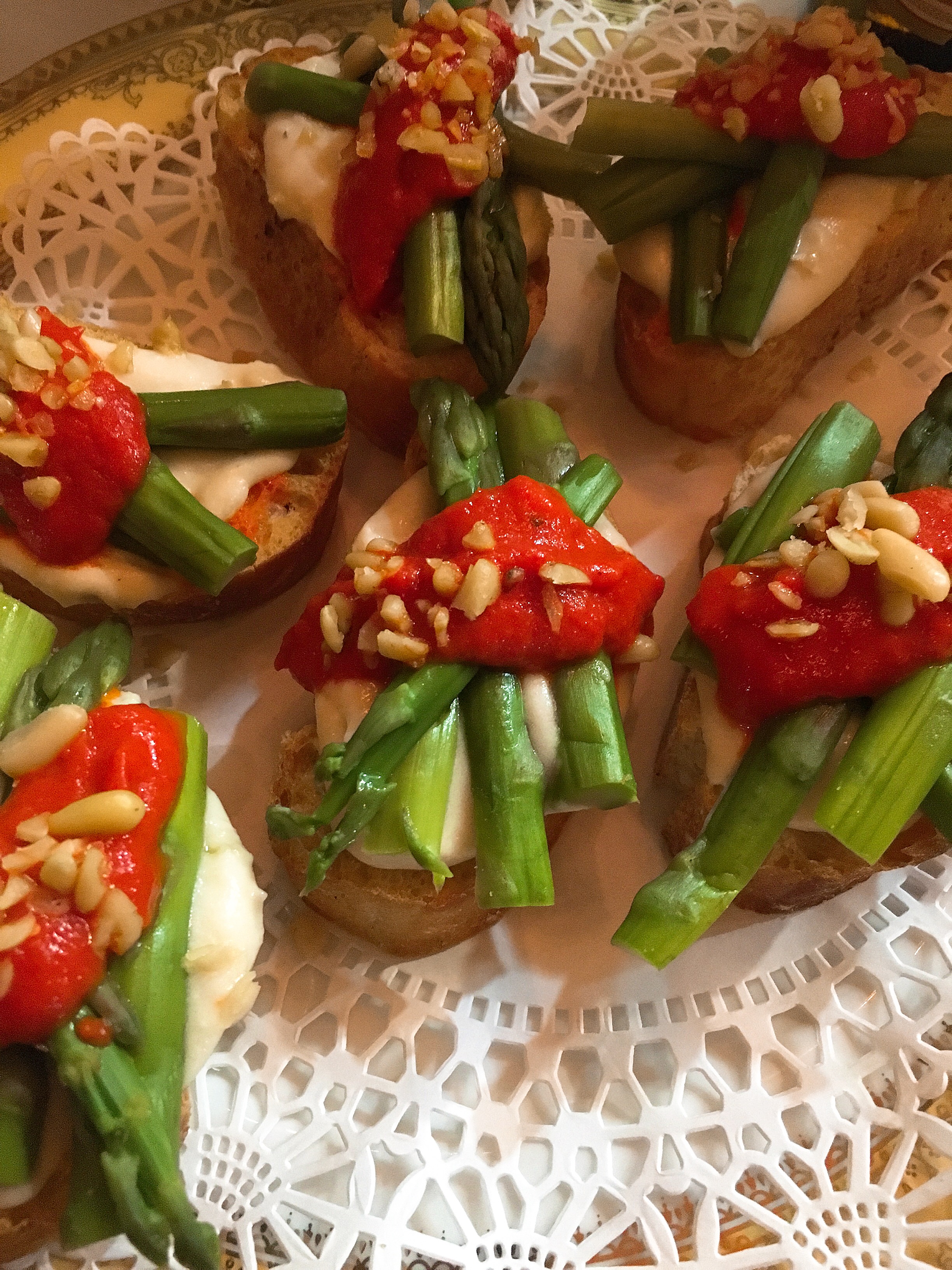 GREEN ASPARAGUS WITH CAULIFLOWER PUREE AND PINE NUTS