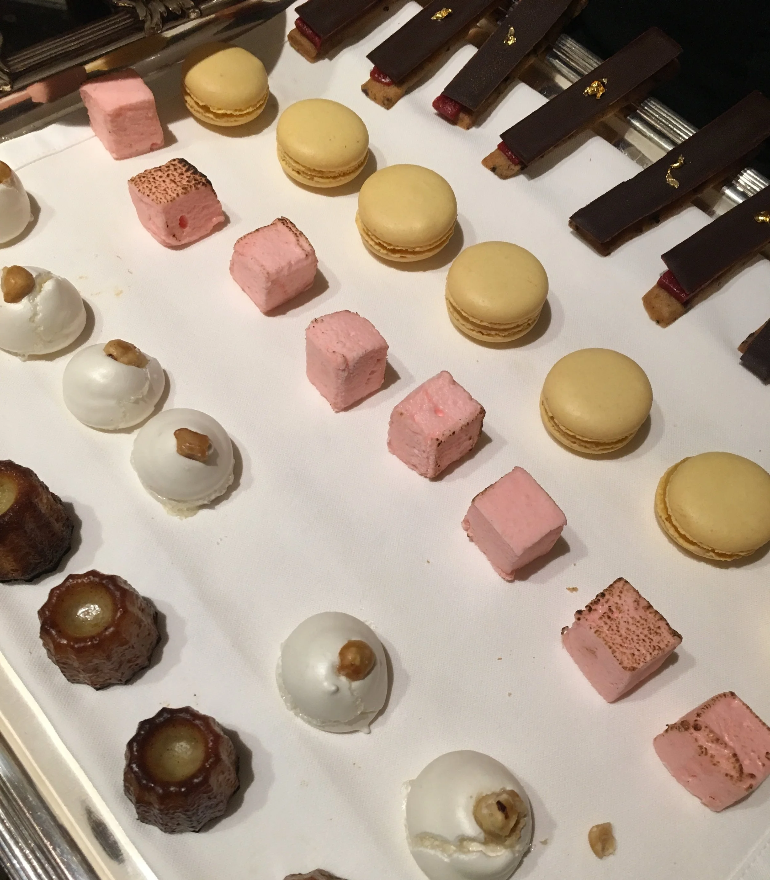 Les Mignardises - Canel é s, Meringues, Guimauve, Marcarons and Chocolate delice