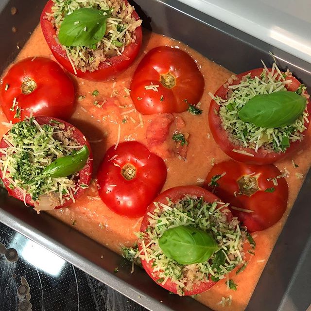 🍅 Basil sausage stuffed tomatoes 🍅 #dinnerlastnight #tomatoes #tomatesfarcies #basil