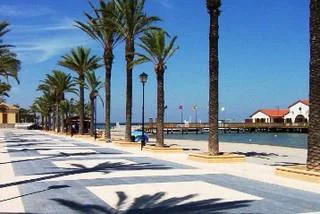 Paseo marítimo en el pueblo de San Cayetano