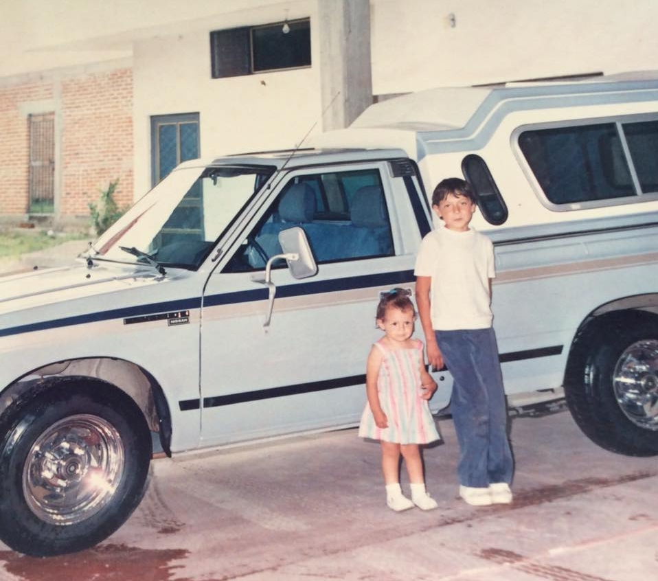 Y esta soy yo de niña con mi hermano :)