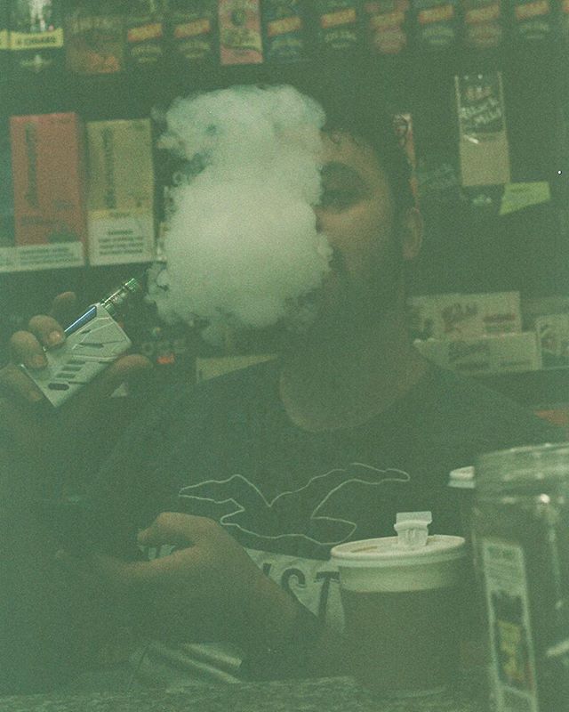 #35mm #nycstreetphotographer #vapecloyd #habibi