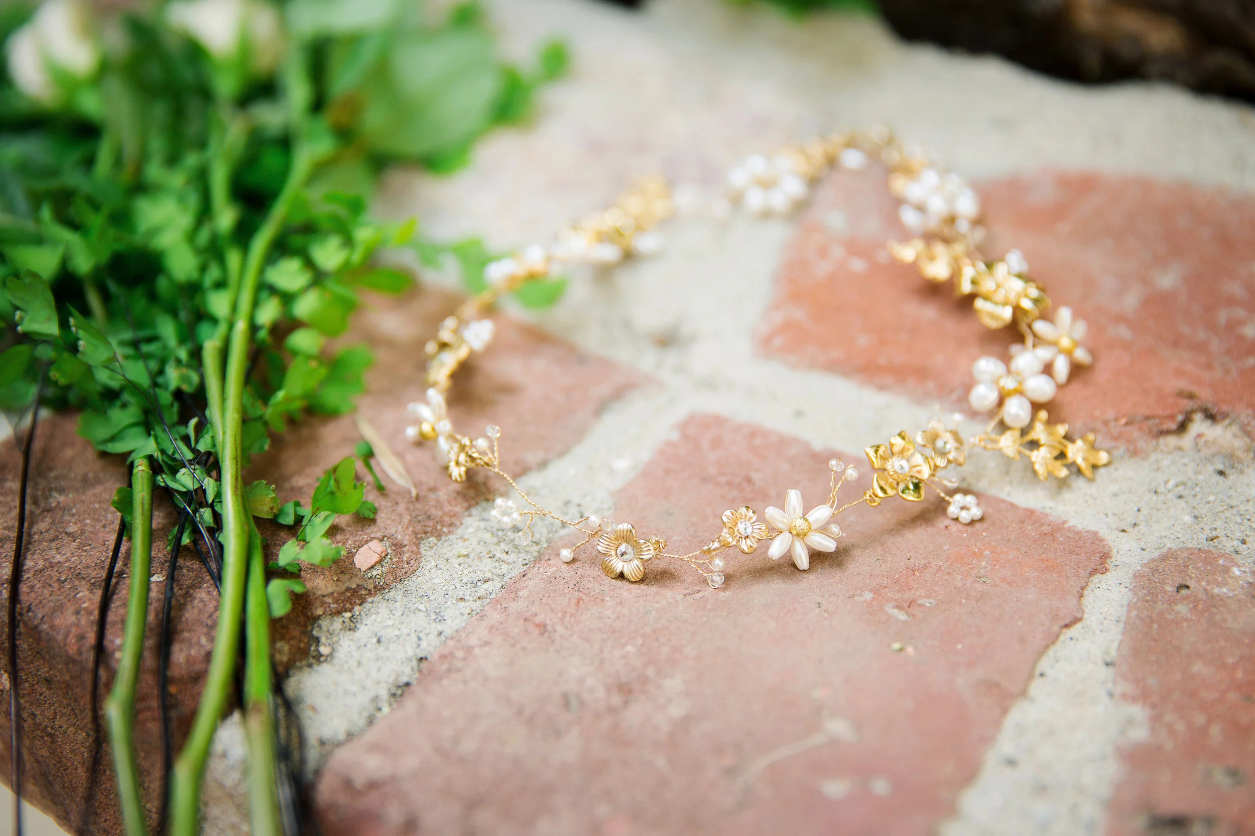713 Gold & pearl flower hair vine