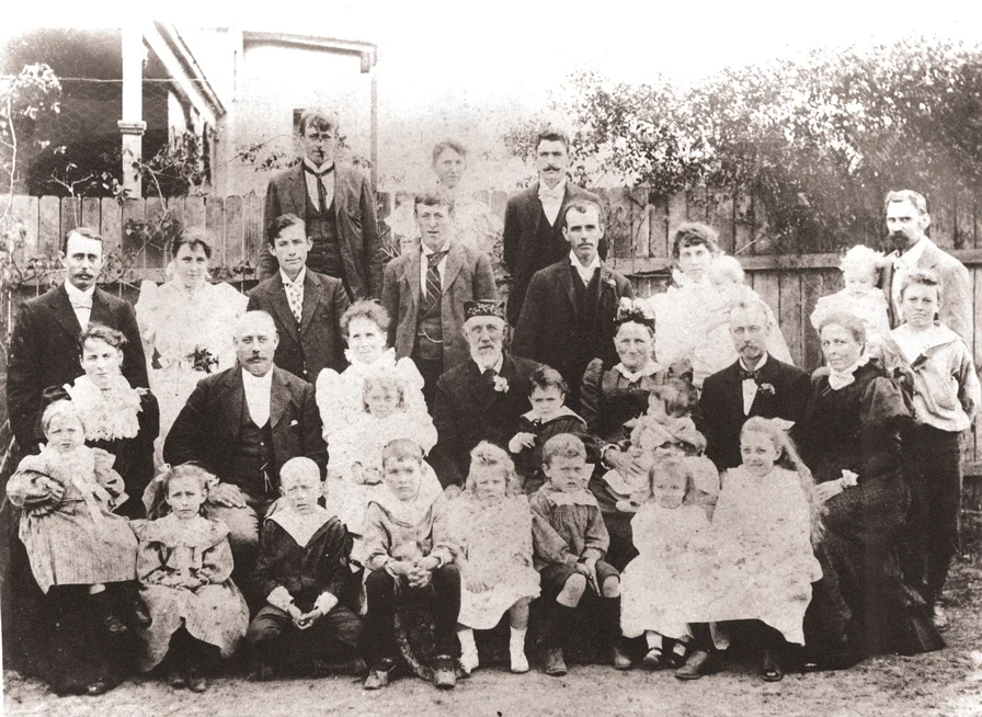 George and Eleanor (middle row, second and third from left) with the extended family in the early 1900s.