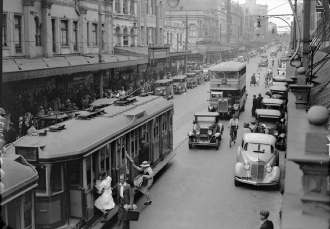 Newcastle's bustling Hunter Street, just around the corner from Varley's Darby Street facility, shortly before the Great Depression in 1929. Source: trendingcity.org.