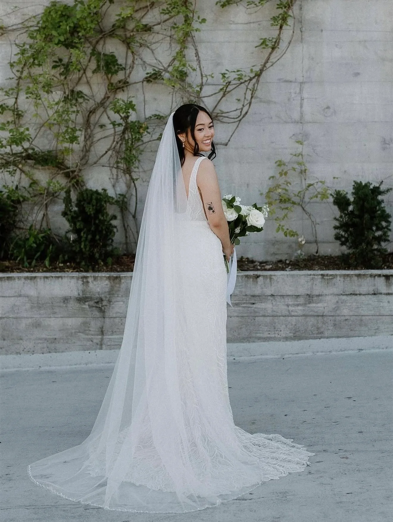 ᥫ᭡.
Venue: @ironlightlo
Coordination: @lemonseedevents
Photography: @oliviamartensphoto
Hair + Makeup: @_beautybyshawna
Rentals: @ardeneventcollective
Bar: @tipsychicksbartending
Cake: @sugar_blooms_bakery
Catering: @hkcafepdx2 @vibrant_table

#Brida