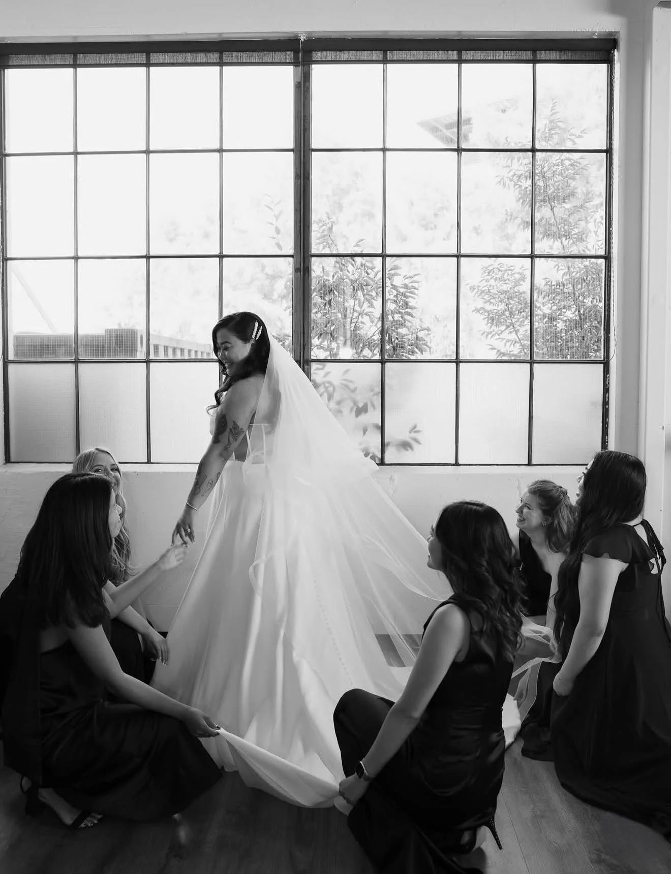 ────୨ৎ────
Photography: @theresanguyenphotos
Coordinator: @poweredbypaige
HMUA: @_beautybyshawna
Florals: @herecomesthebloompdx
Seamstress: @woobie_the_fibrarian
Venue: @castawayportland
Catering: @portlandcateringcompany
Dessert: @sugar_blooms_baker