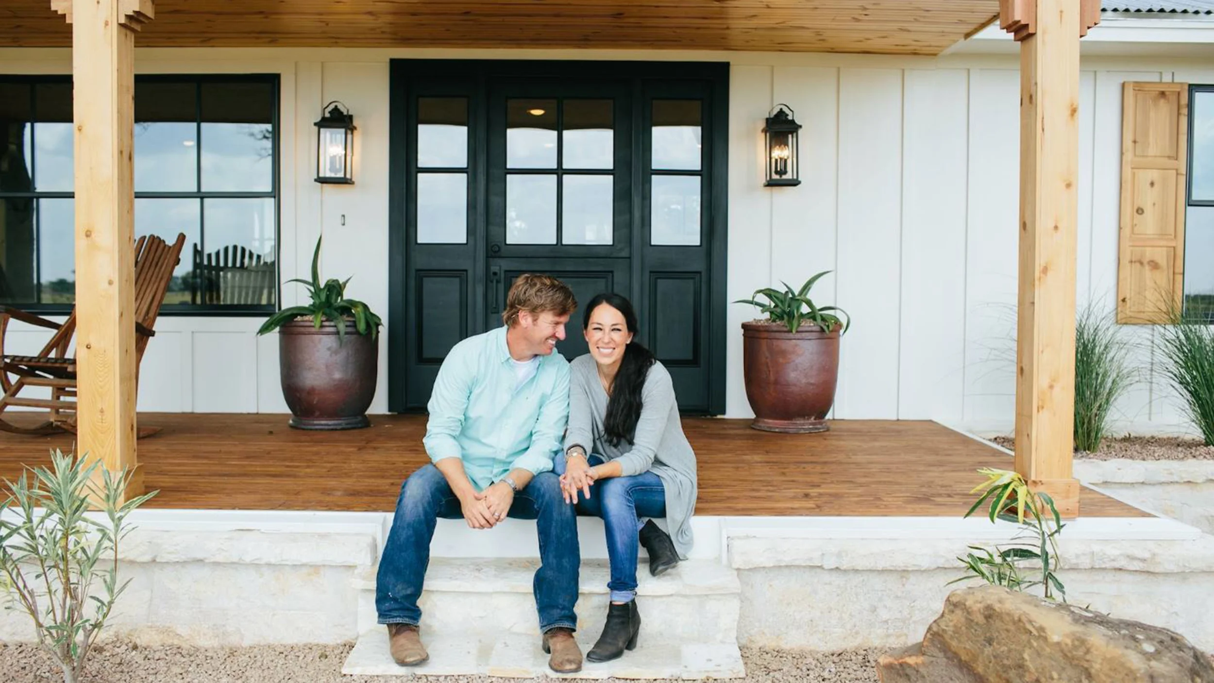 gaines-fixer-upper-tdy-home-tease-ae_0e0546dc425ece945d17a1c4aeaffb1a.jpg