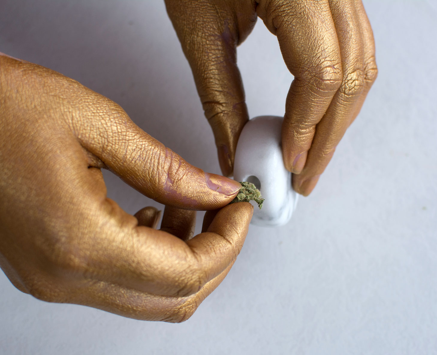 chillum-gold-hands-anglee-greenandgold.jpg